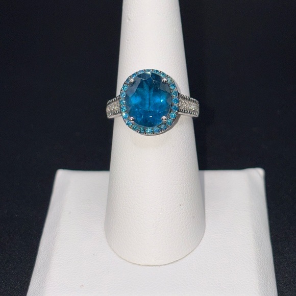 Blue topaz halo ring size 7 loved once stunning blue14k